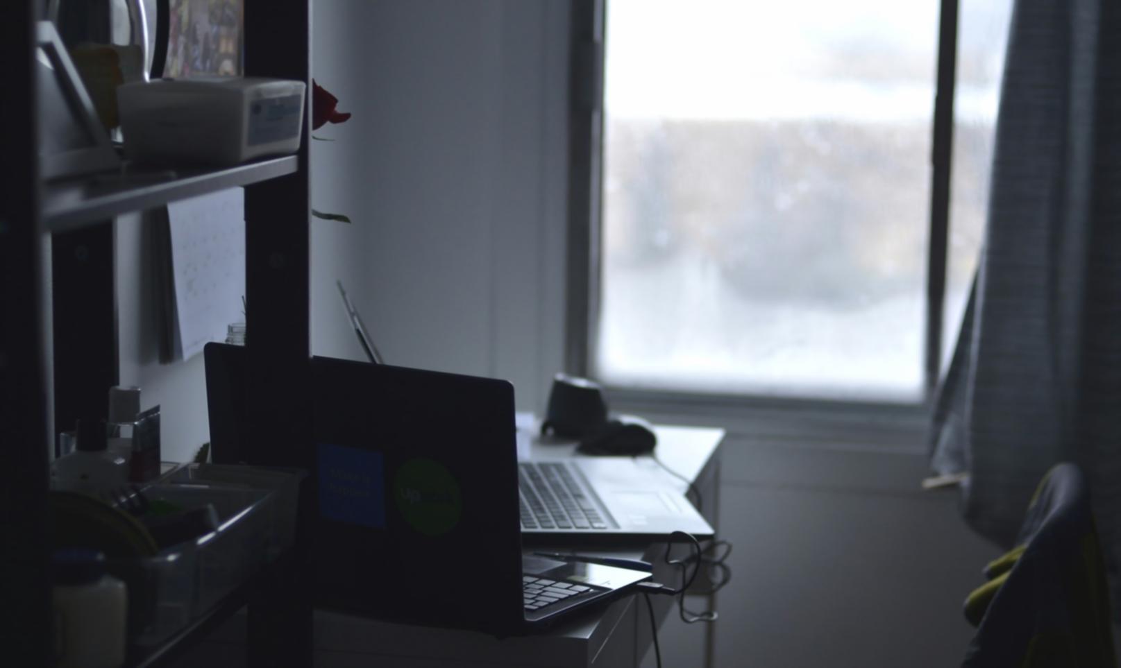 Notizen und Planungsunterlagen auf einem Schreibtisch