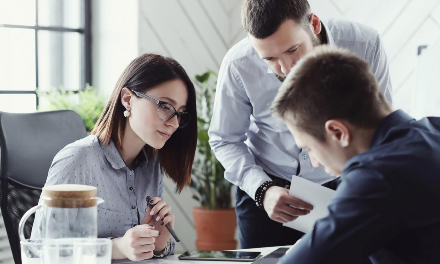 Person arbeitet konzentriert an Finanzanalysen am Computer
