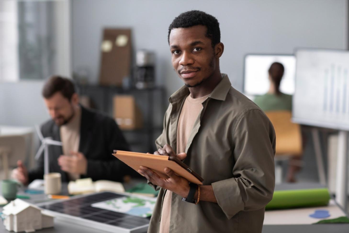 Finanzanalyst bei der Auswertung von Marktdaten am Computer